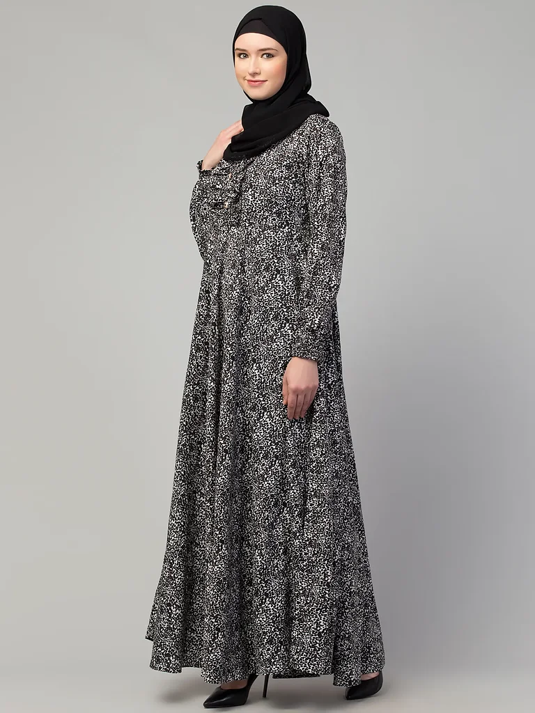 Printed Abaya finished stitching and hem detail Printed Abaya finished stitching and hem detail