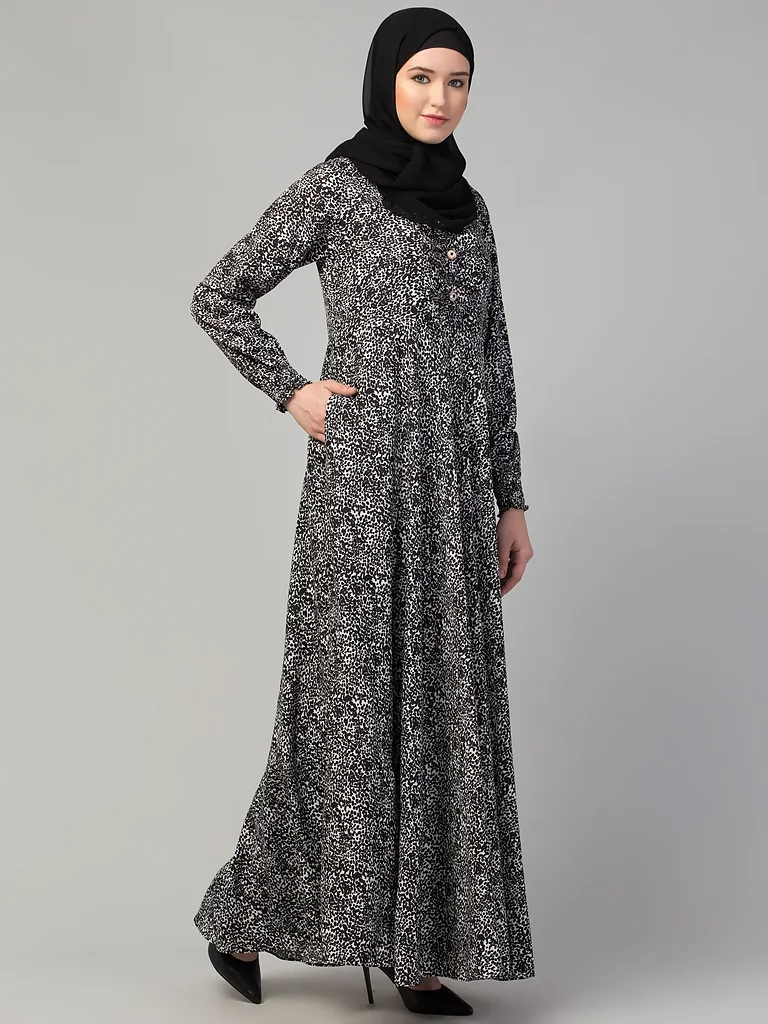 Printed Abaya styling and drape detail Printed Abaya styling and drape detail